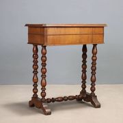 Antique sewing table in walnut and cherry wood, 19th century.
