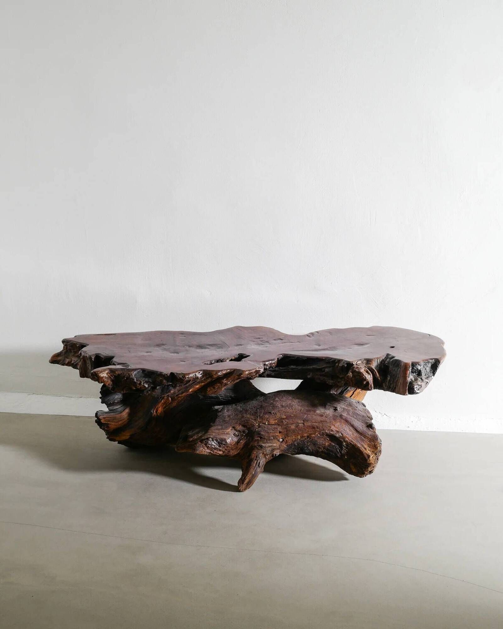 Table d'appoint sculpturale en bois brutaliste française, années 1960