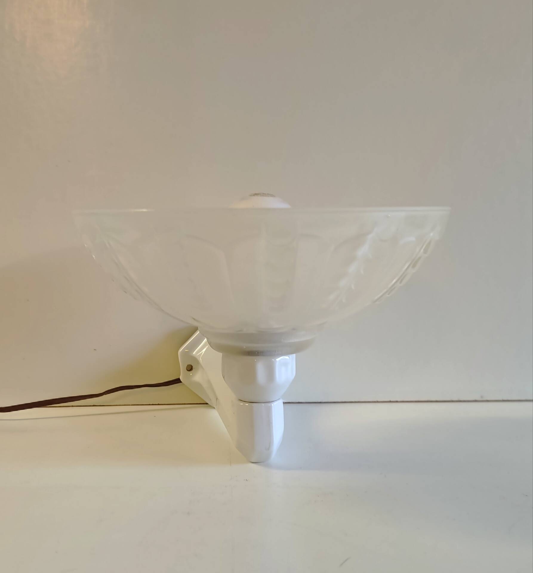 Art Deco wall light in porcelain and glass paste - 1930s/40s
