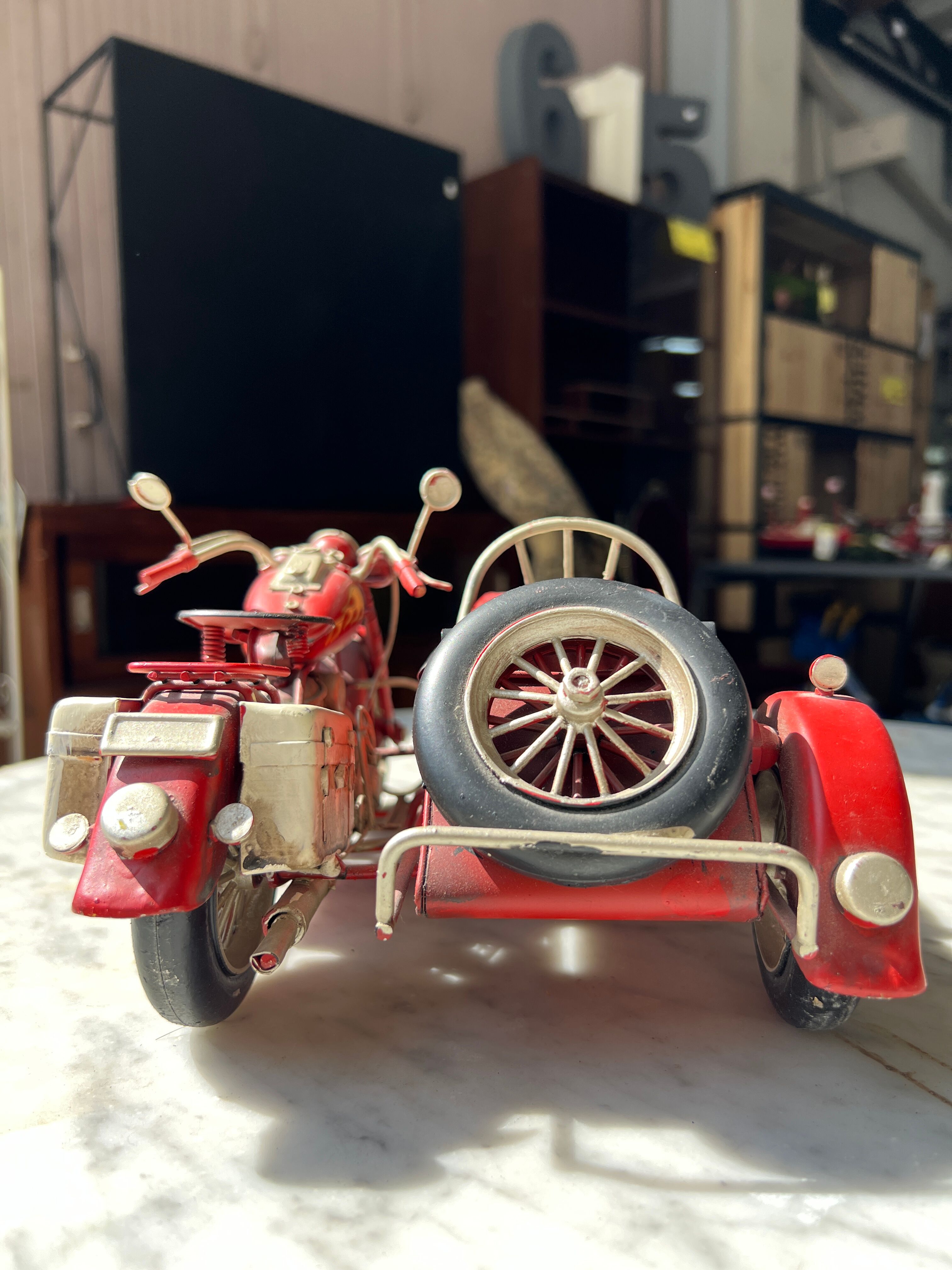 Moto side-car vintage en métal