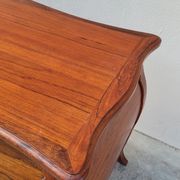 Commode galbée de style Louis xv en acajou