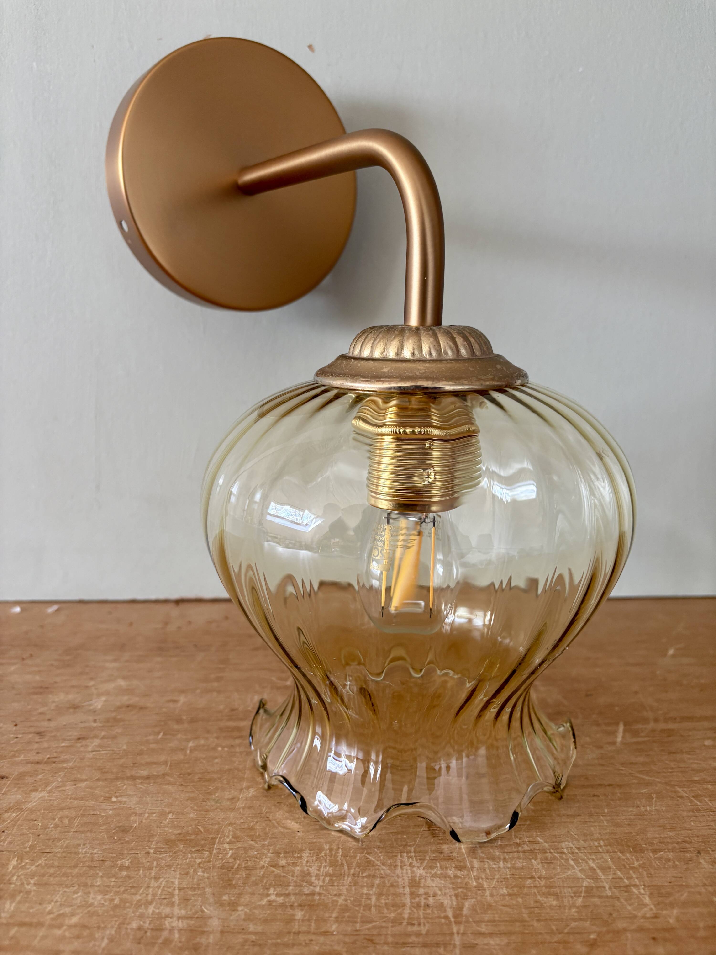Applique coudée globe vintage en verre ambré