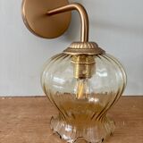 Applique coudée globe vintage en verre ambré