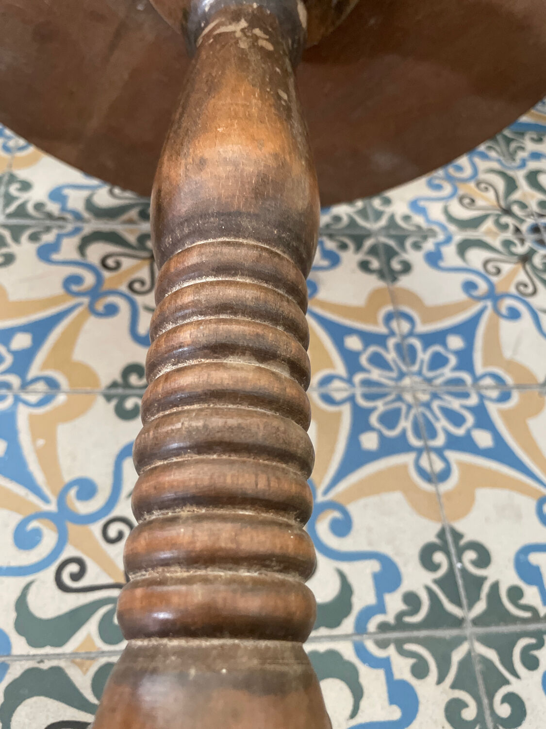 Circular pedestal table