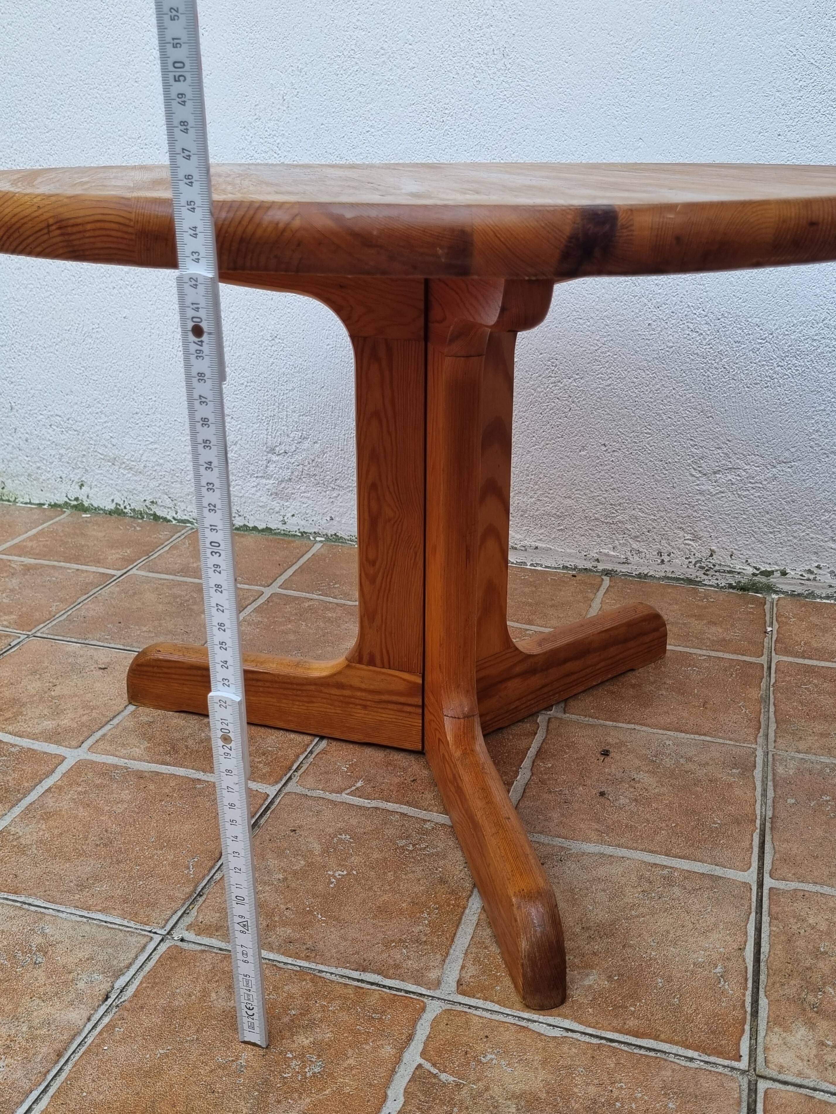 Table basse scandinave en pin massif piètement tripode style chalet suédois
