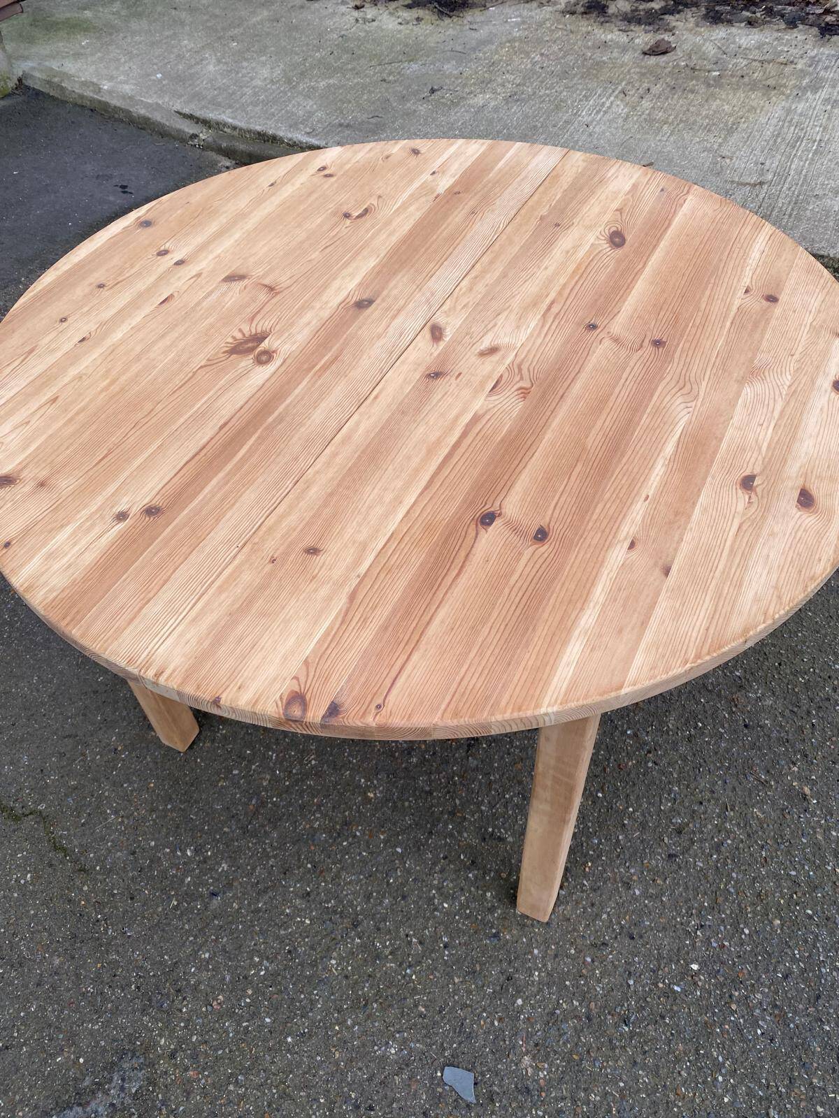 Renovated round Scandinavian dining table, extendable, made of solid wood, 110-140cm.