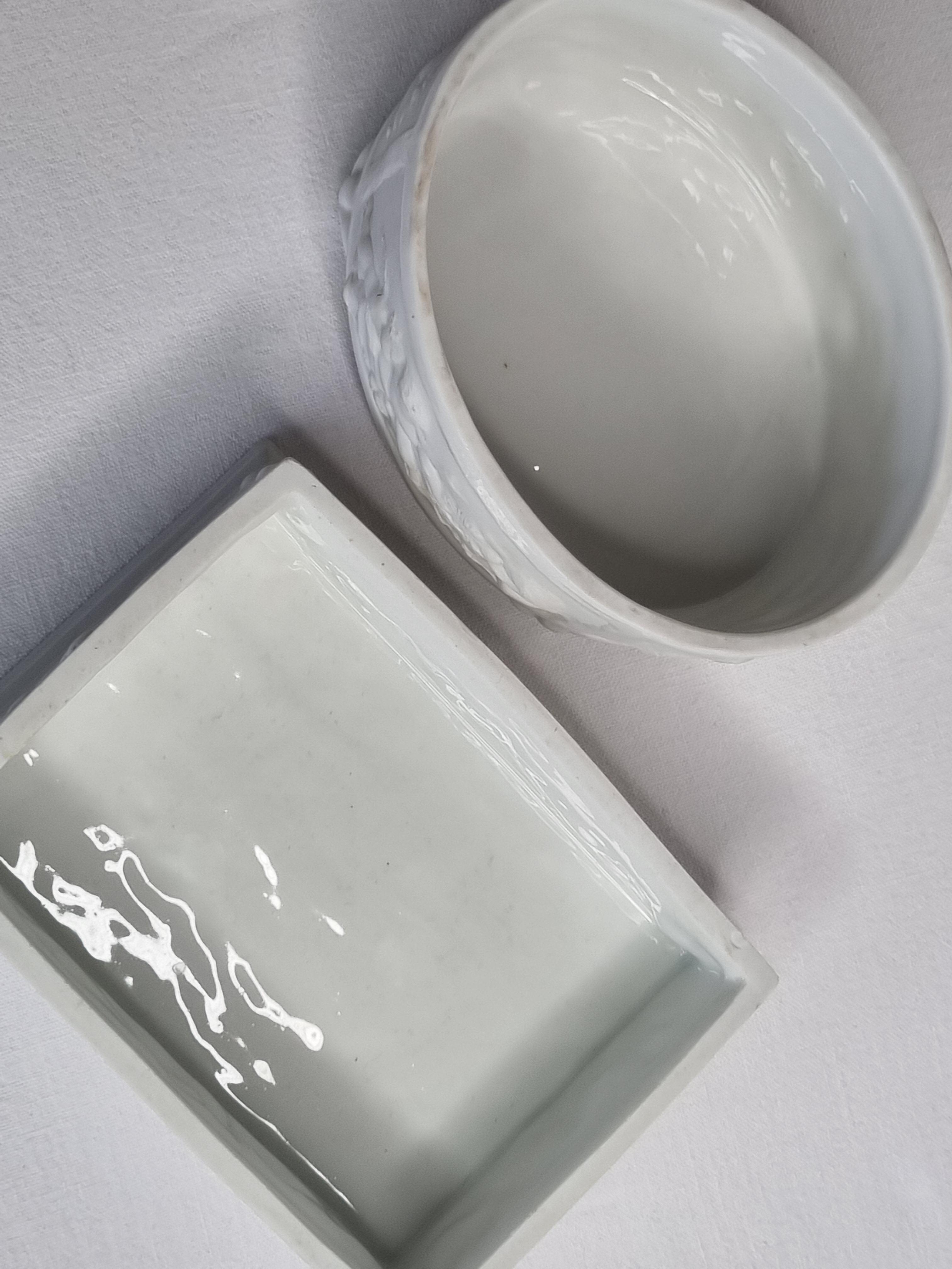 Deux boîtes en biscuit de porcelaine à décor d'angelots