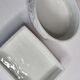Deux boîtes en biscuit de porcelaine à décor d'angelots
