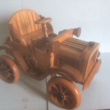 Voiture ancienne en bois