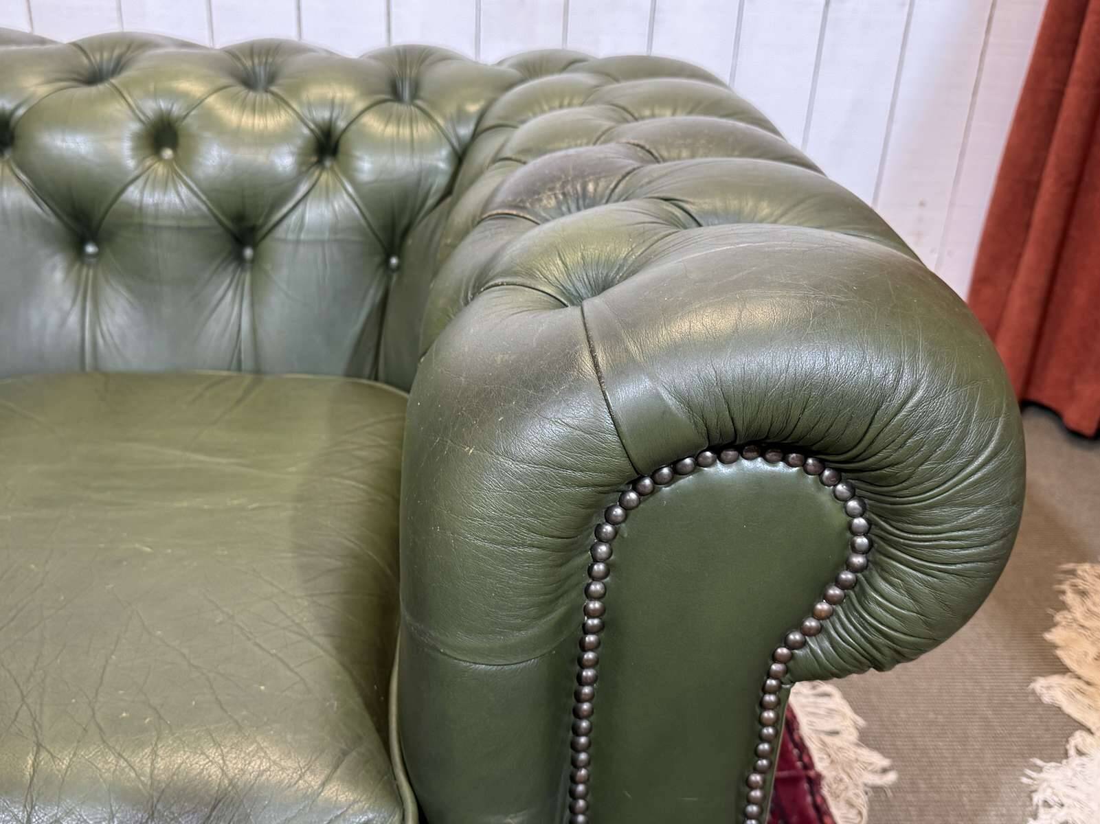 Chesterfield leather 3-seater sofa with mahogany legs - English craftsmanship