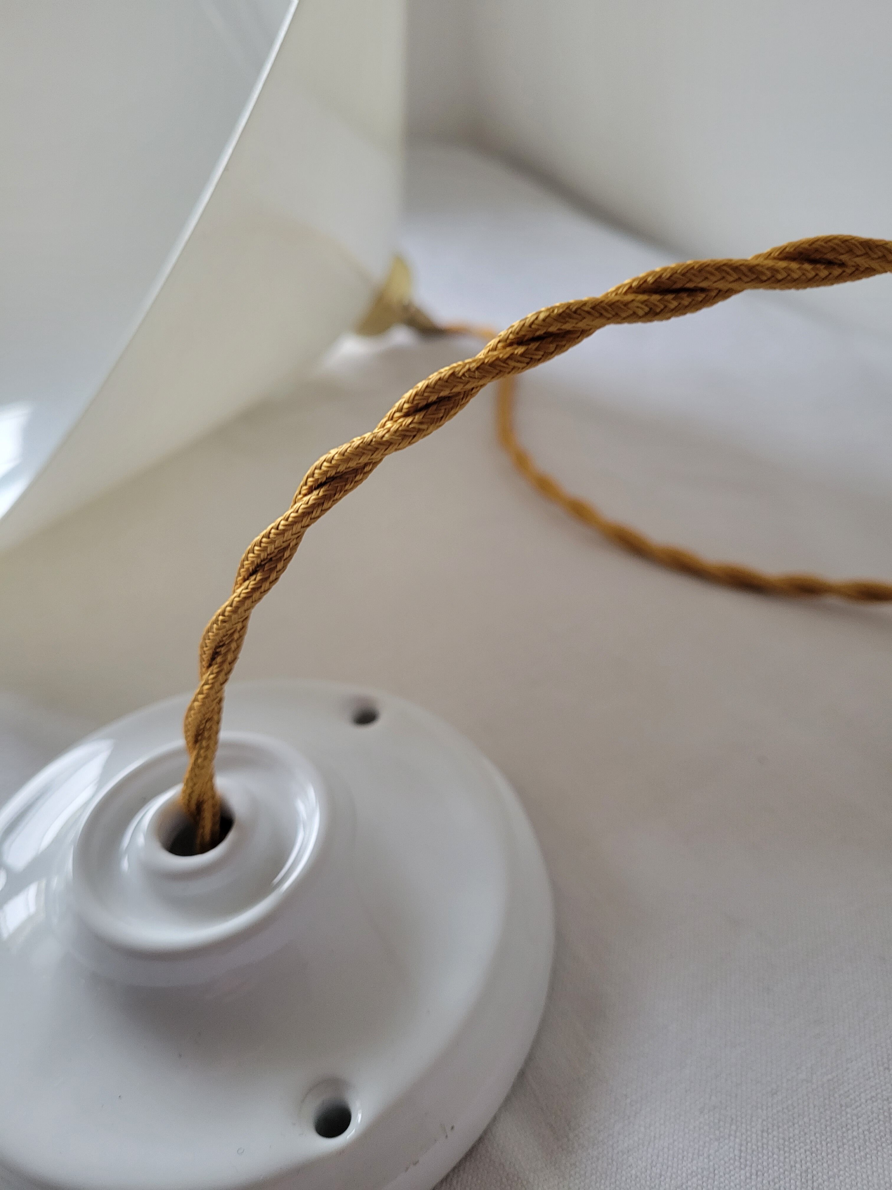 Conical suspension in white opaline