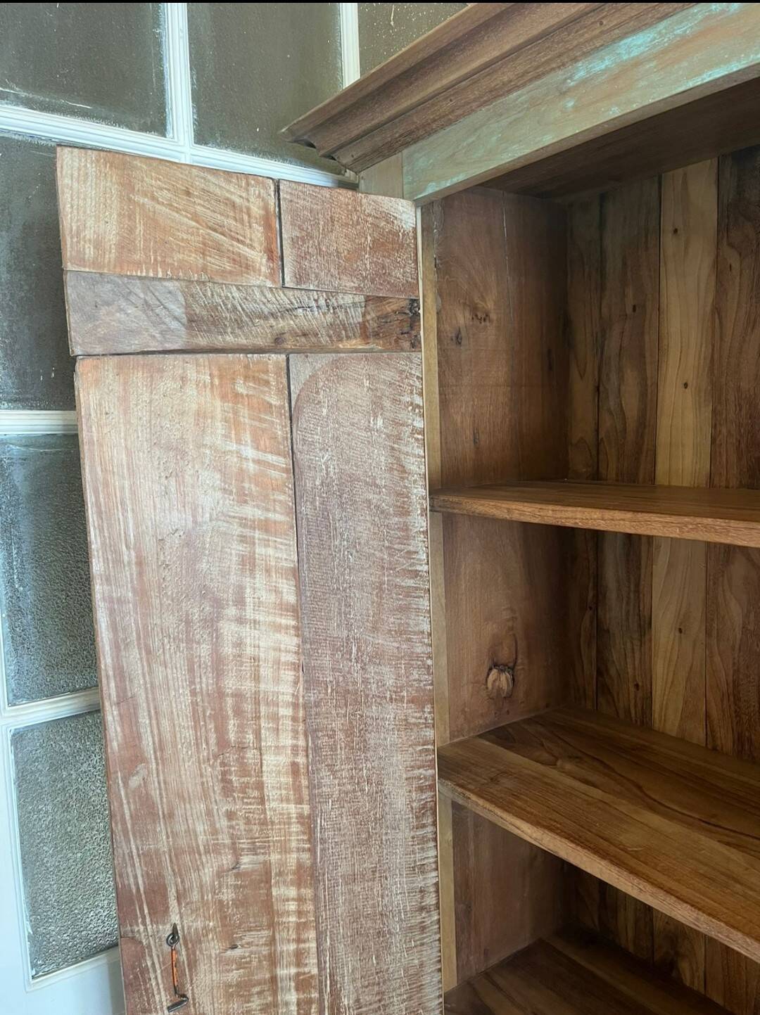 Armoire rustique brésilienne avec patine turquoise - Oficina de Agosto