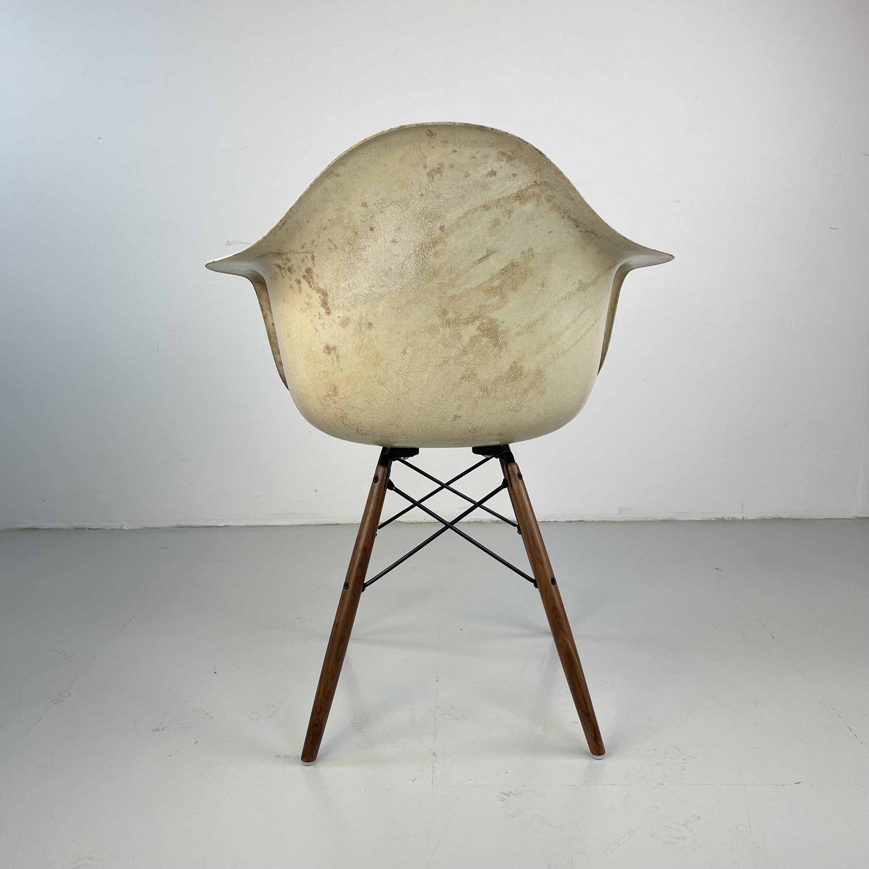 Chaise Eames Herman Miller DAW en fibre de verre parchemin / blanc