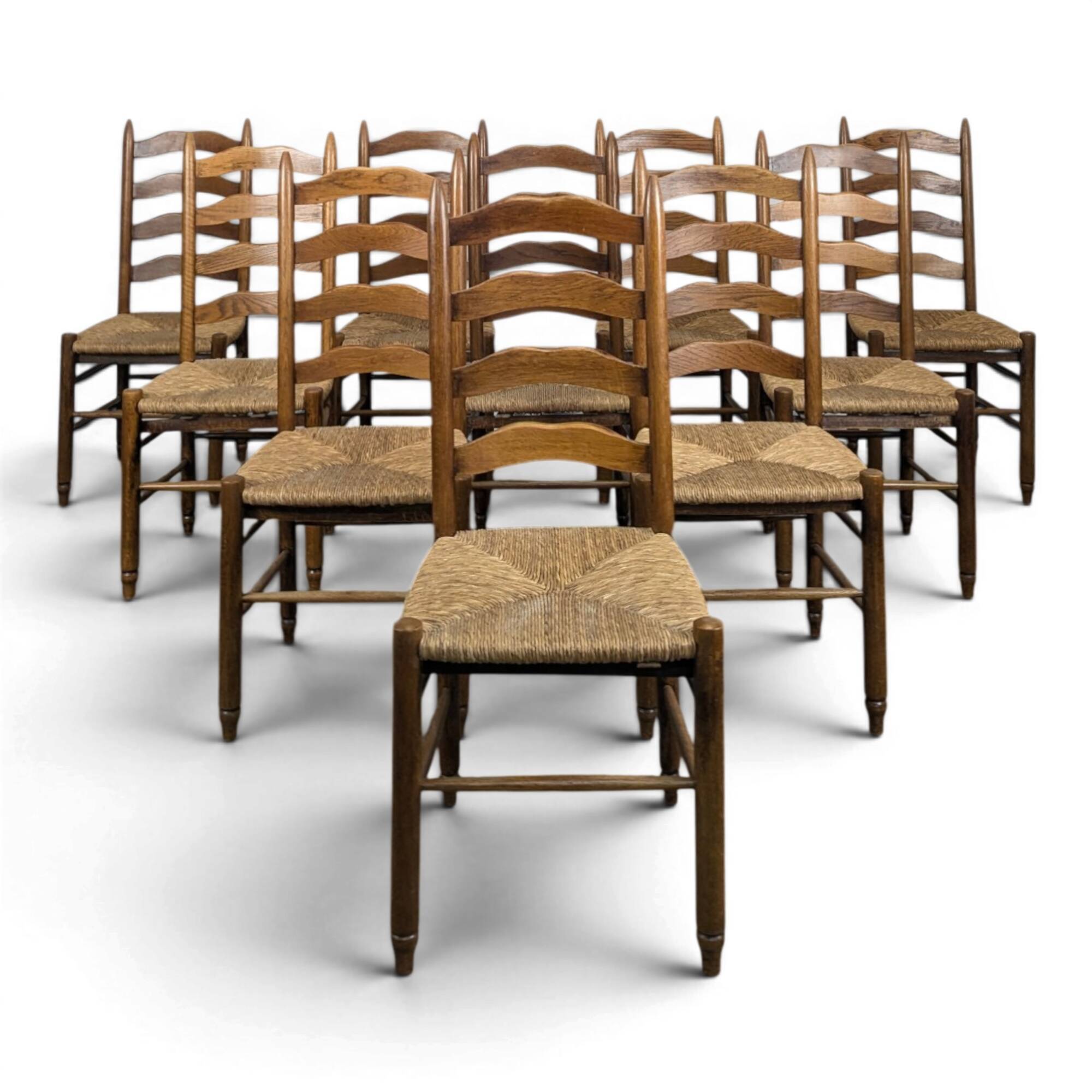 Série de 10 chaises dans l'esprit de Charlotte Perriand