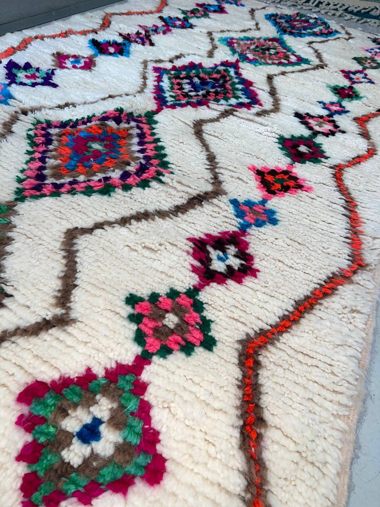 Moroccan Berber rug in cream wool with multicoloured diamonds – 250 × 147 cm