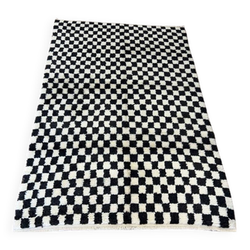 Tapis fait main à carreaux en beige et noir, 100 % laine douce et confortable, tapis Tulu à damier sur mesure pour intérieur moderne.