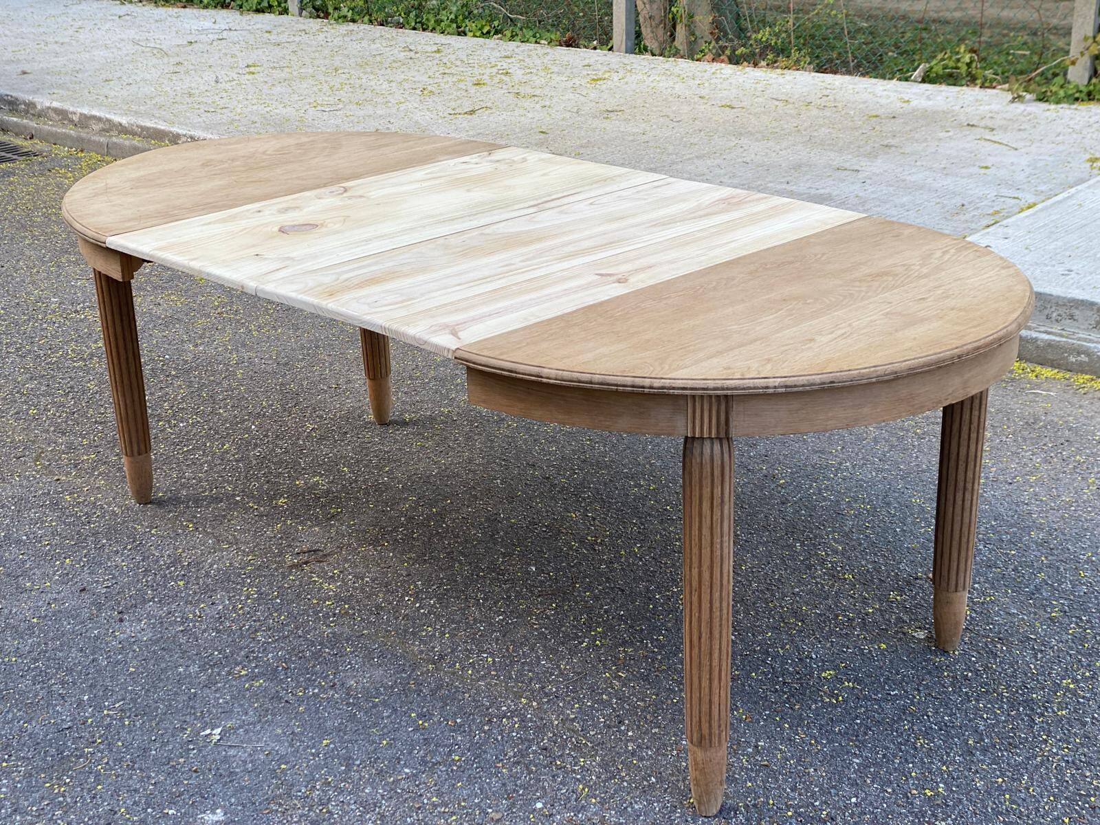 Renovated round Art Deco dining table, extendable, made of solid oak, 213cm.
