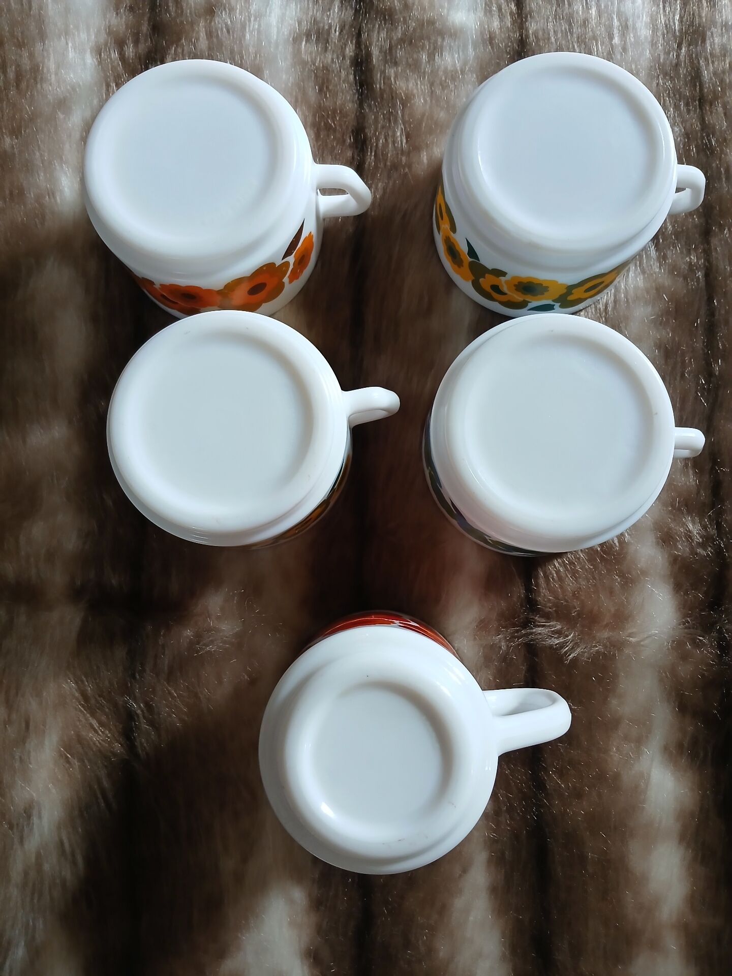 5 vintage cups in Arcopal/Lotus