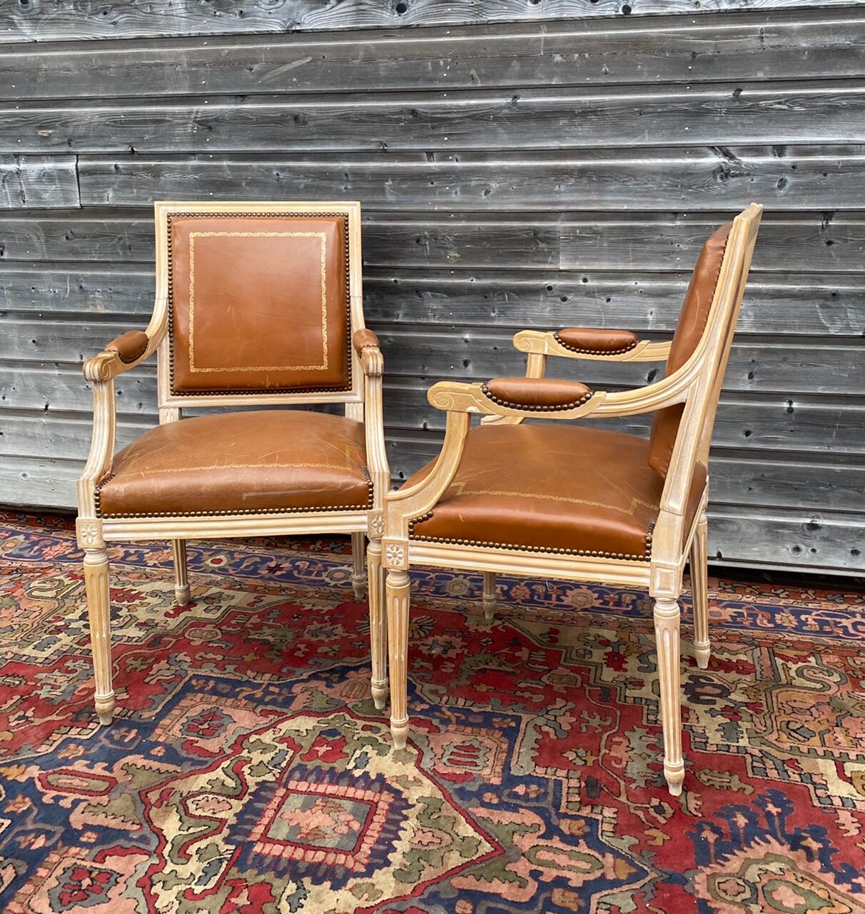 Paire De Fauteuils En Bois Laqué De Style Louis XVI