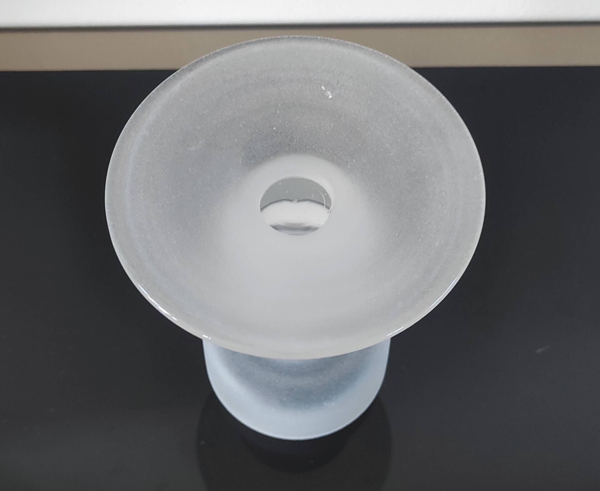Sculptural candle holder in frosted glass.