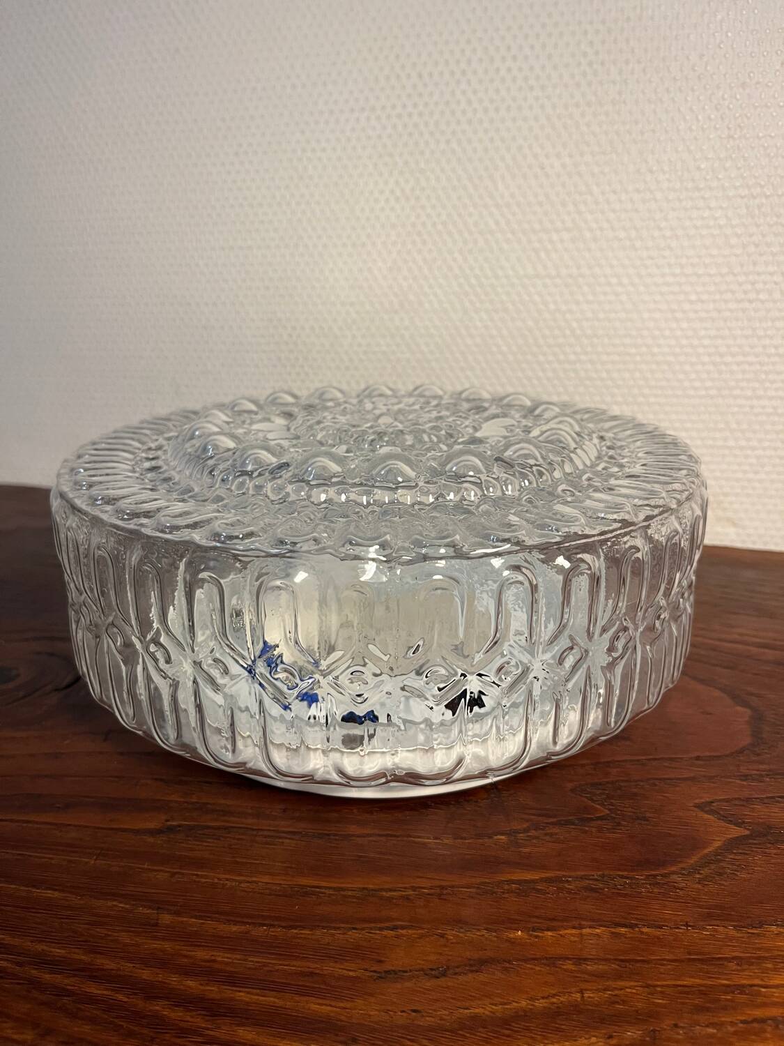 Ceiling light in bubbled chiseled glass with porcelain socket