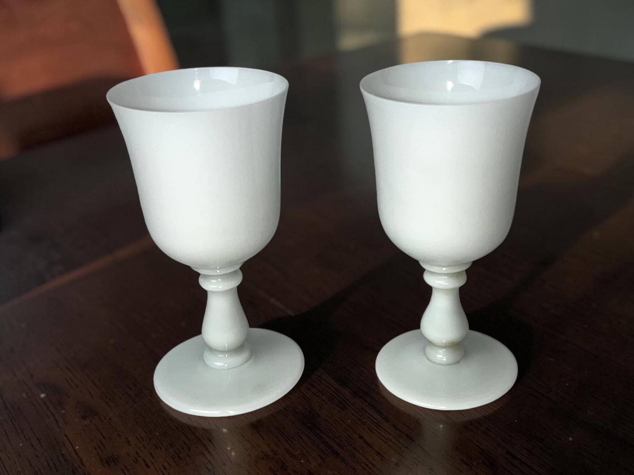 Pair of footed glasses in white opaline from around 1960.