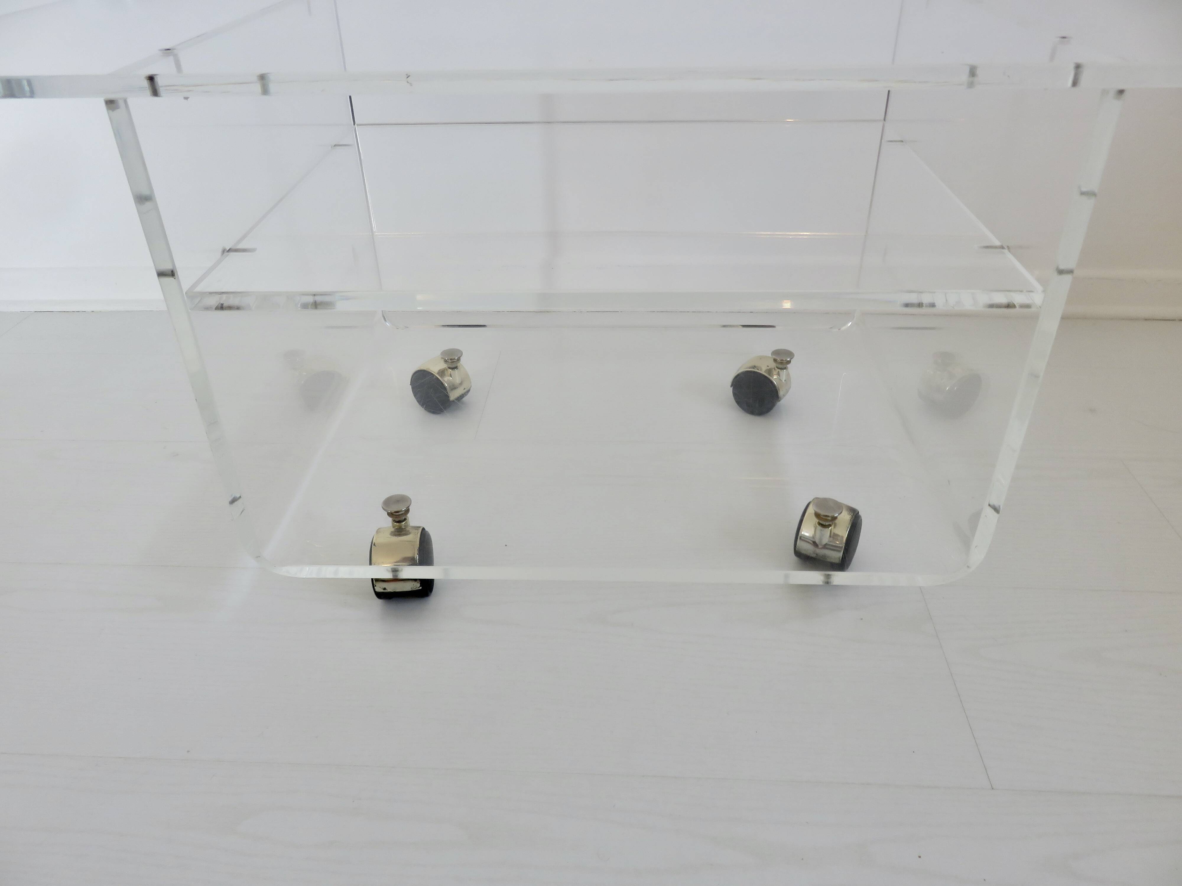 Table en plexiglas design de David Lange pour " Les invisibles du marais "