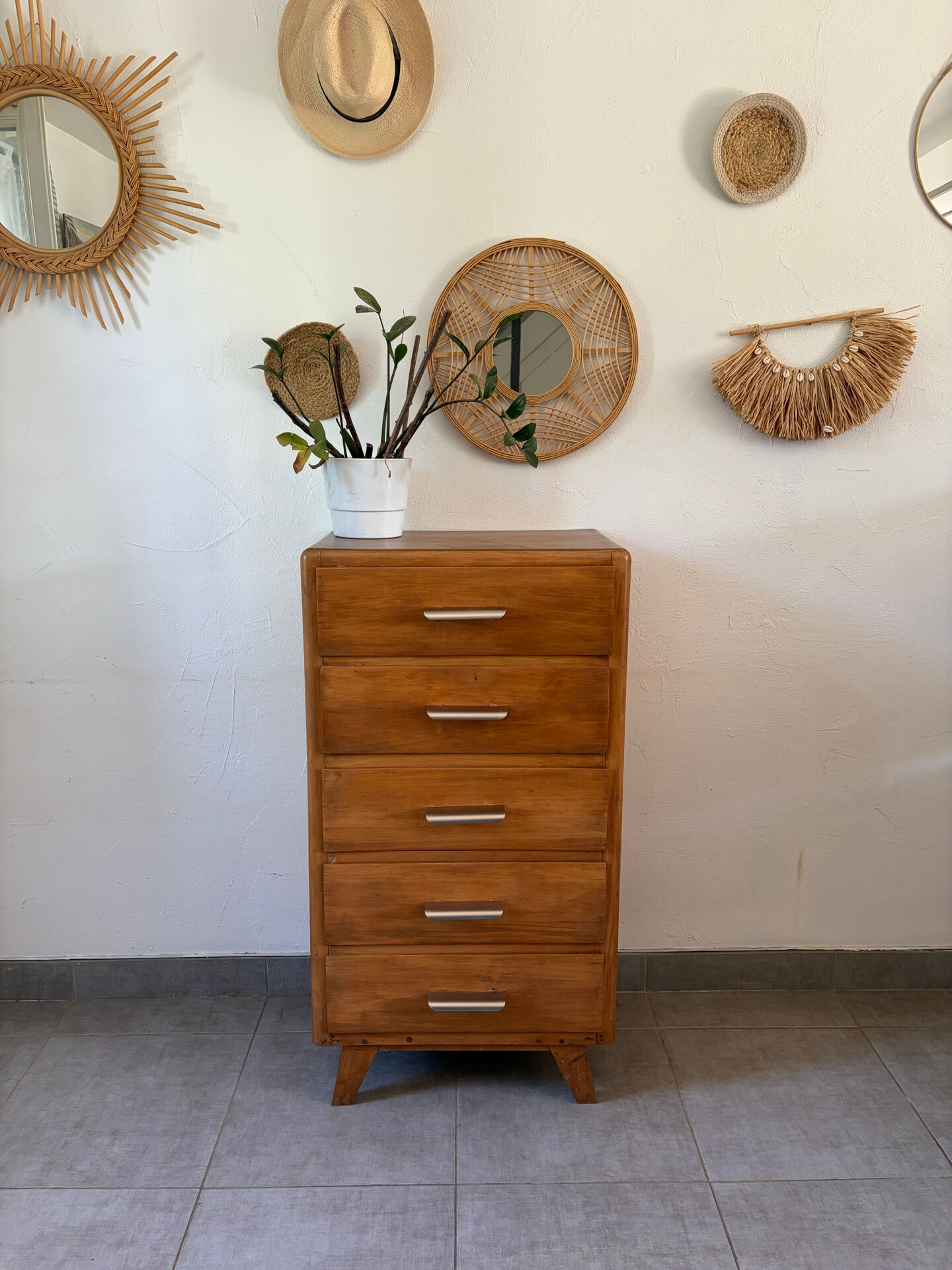 Vintage chest of drawers/commode from the 1960s.
