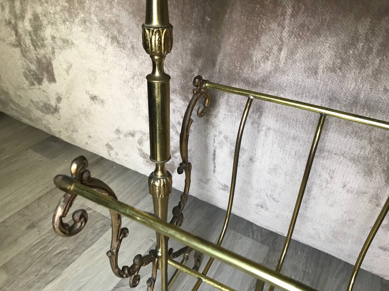 Marble and gilded bronze magazine rack