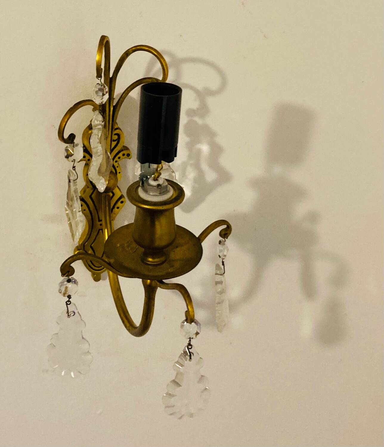 Applique en laiton + pampilles en verres époque milieu XXe