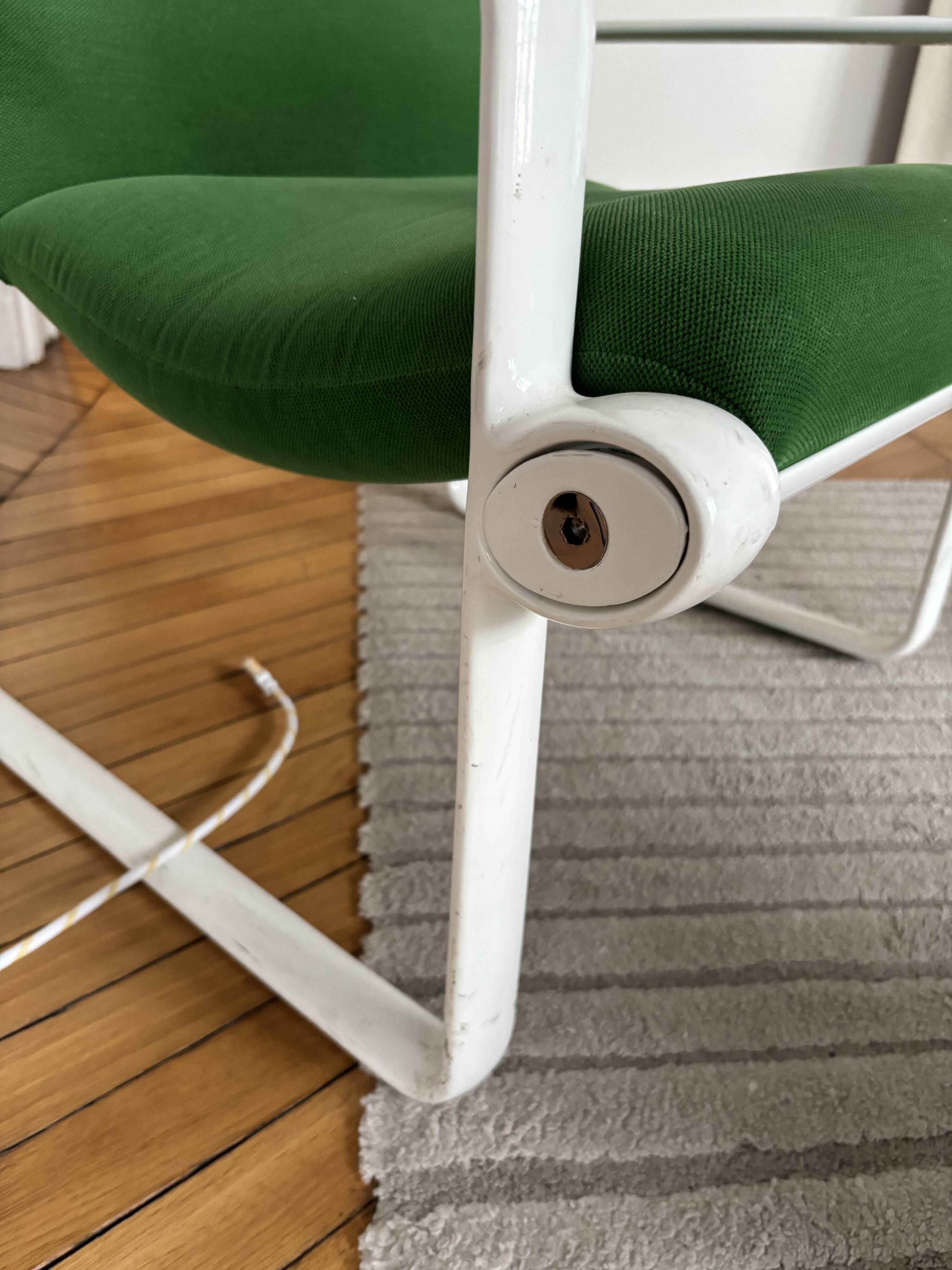 2 fauteuils verts + table basse moderniste