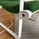 2 fauteuils verts + table basse moderniste