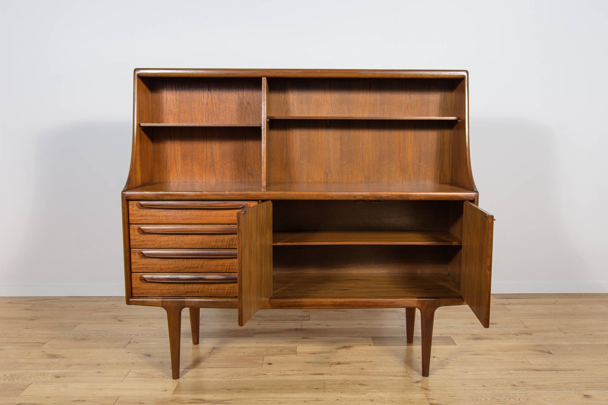 Buffet haut en teck des années 60 par John Herbert pour A. Younger Ltd.