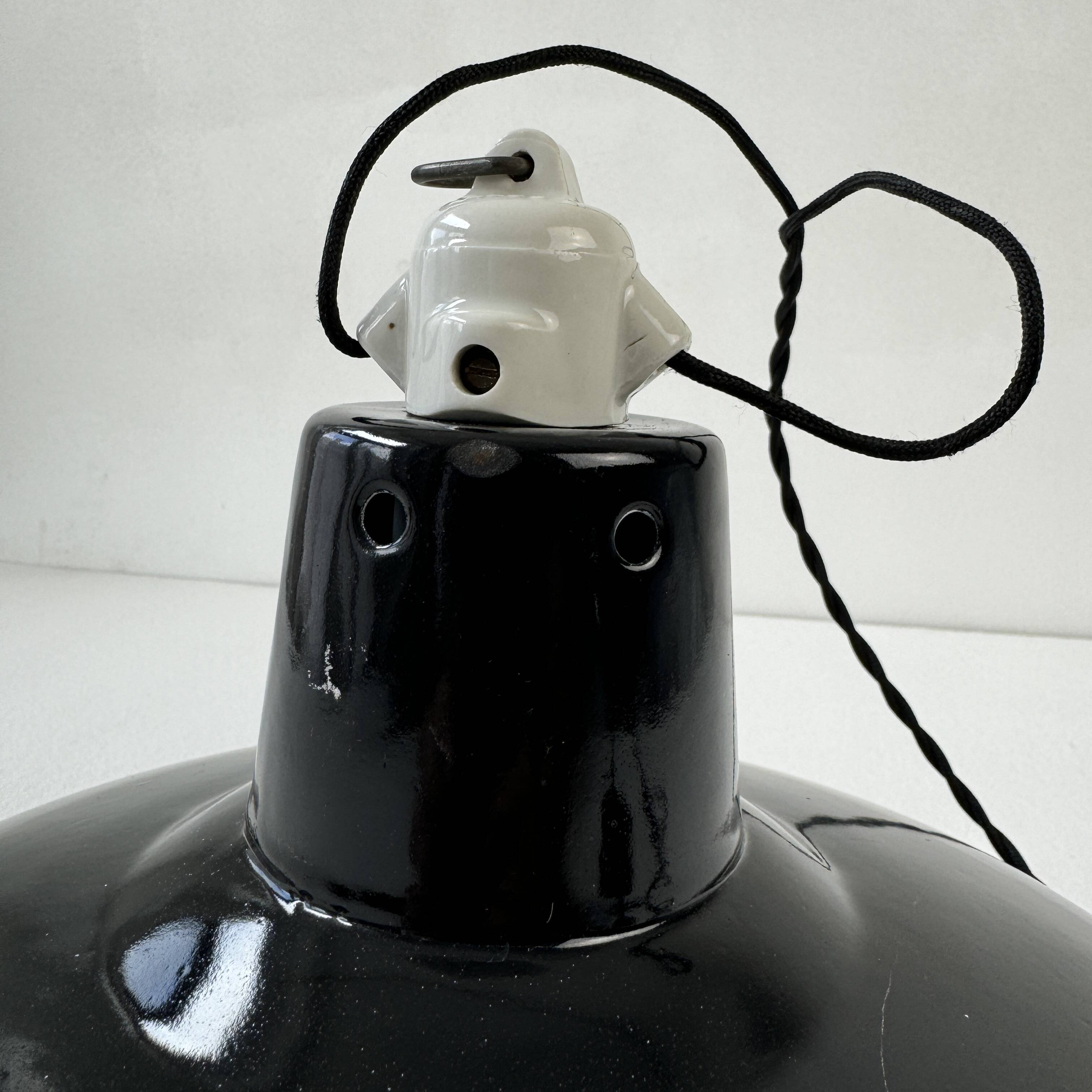 OLD INDUSTRIAL ENAMELED SUSPENSION 35 CM