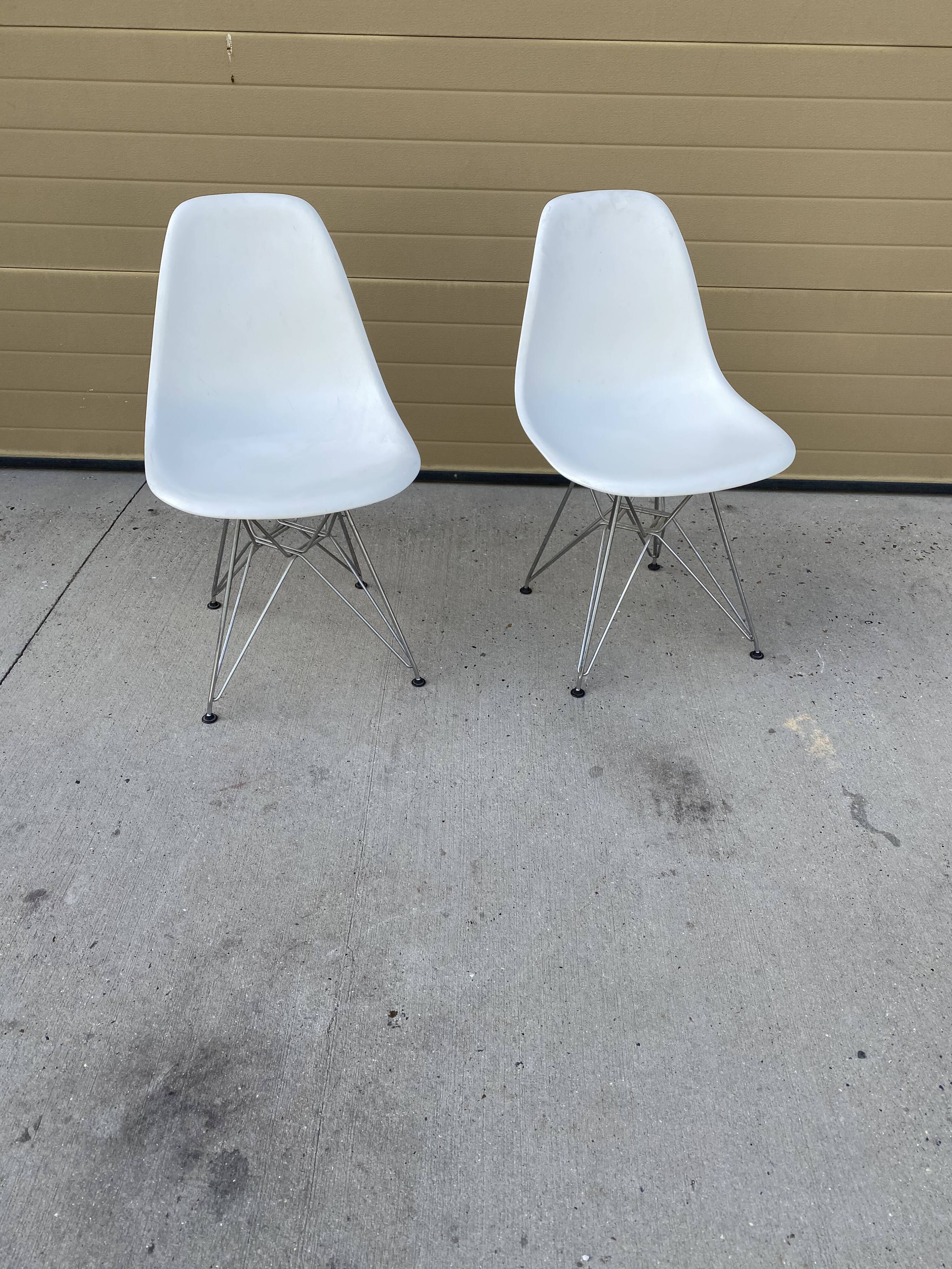Eames Fiberglass Chair DSR parchment - Charles & Ray Eames pour Vitra 1950