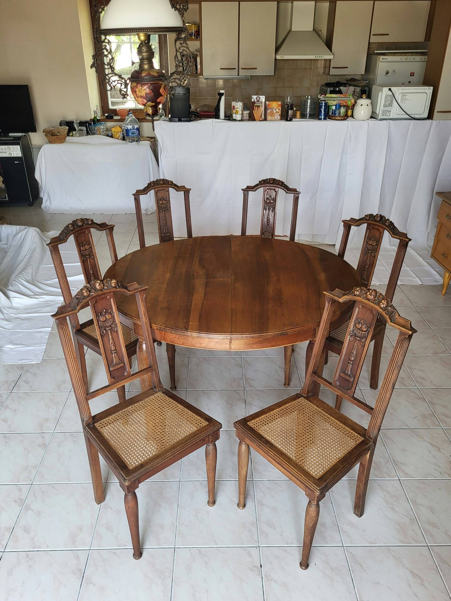 Art Nouveau dining table from 1910 and its 6 matching chairs.