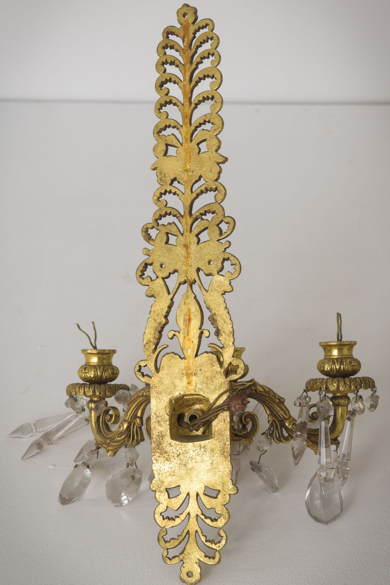 Deux appliques murales en bronze et en verre coupé