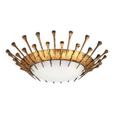Plafonnier soleil à clous forgés dorés et verre opaque blanc, années 50