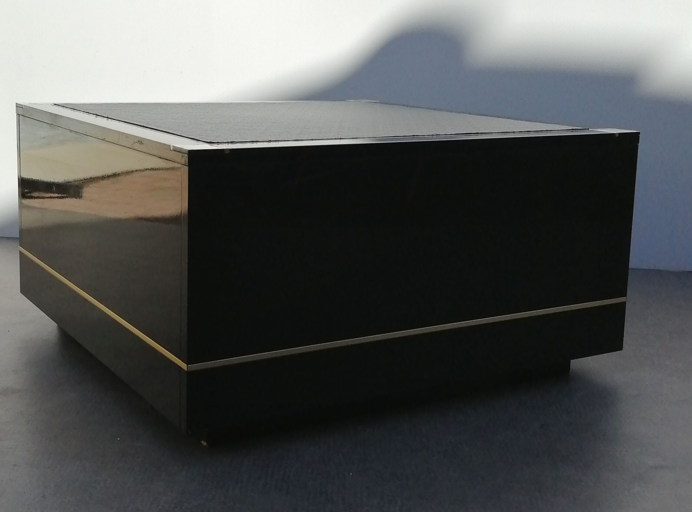 Designer coffee table in black lacquered wood and vintage brass