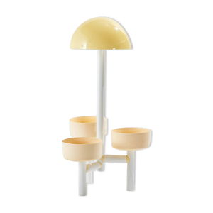 Lampadaire en plastique avec porte-plantes