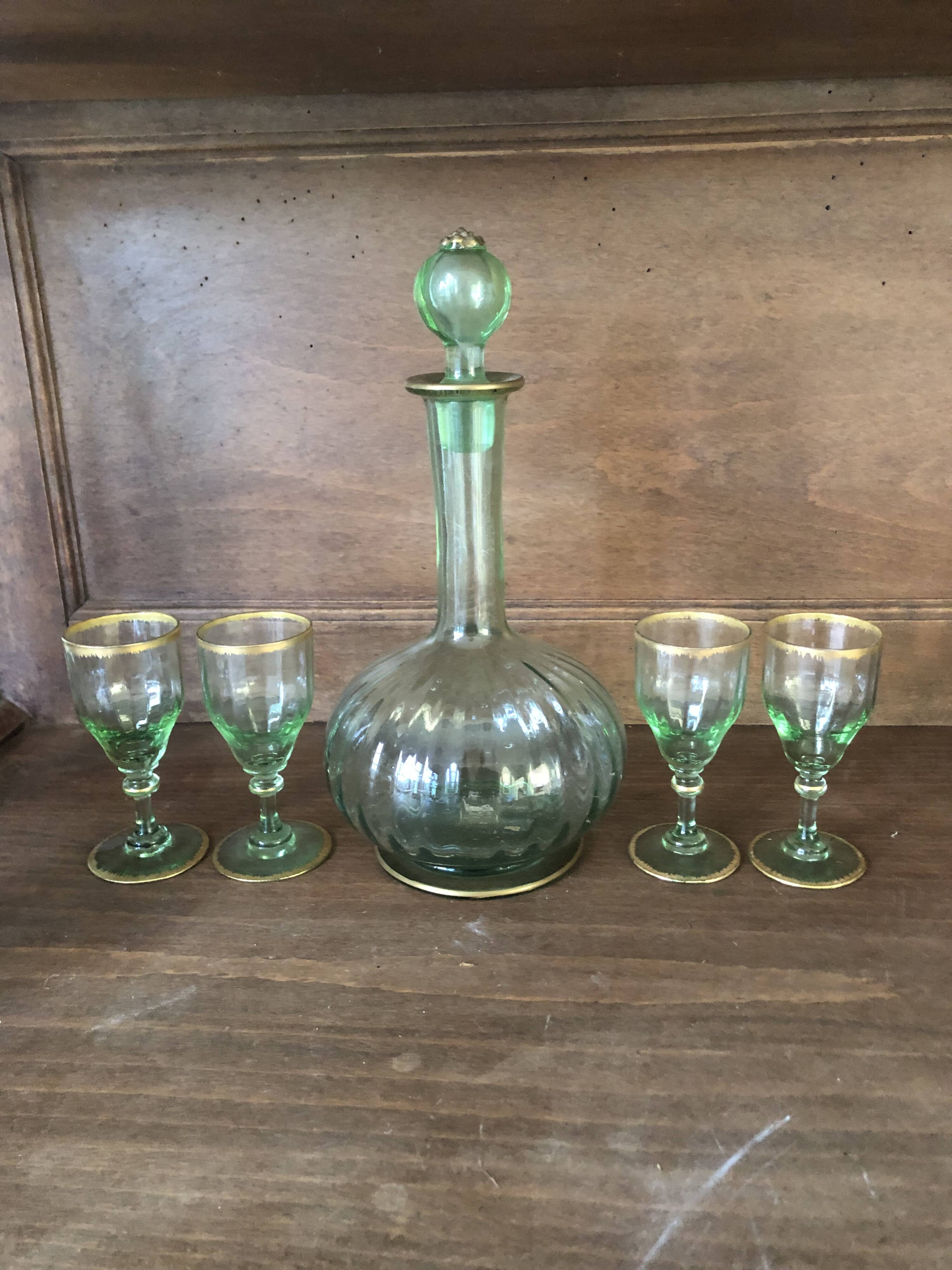 Carafe à liqueur avec ses verres en verre vert et doré