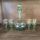 Carafe à liqueur avec ses verres en verre vert et doré