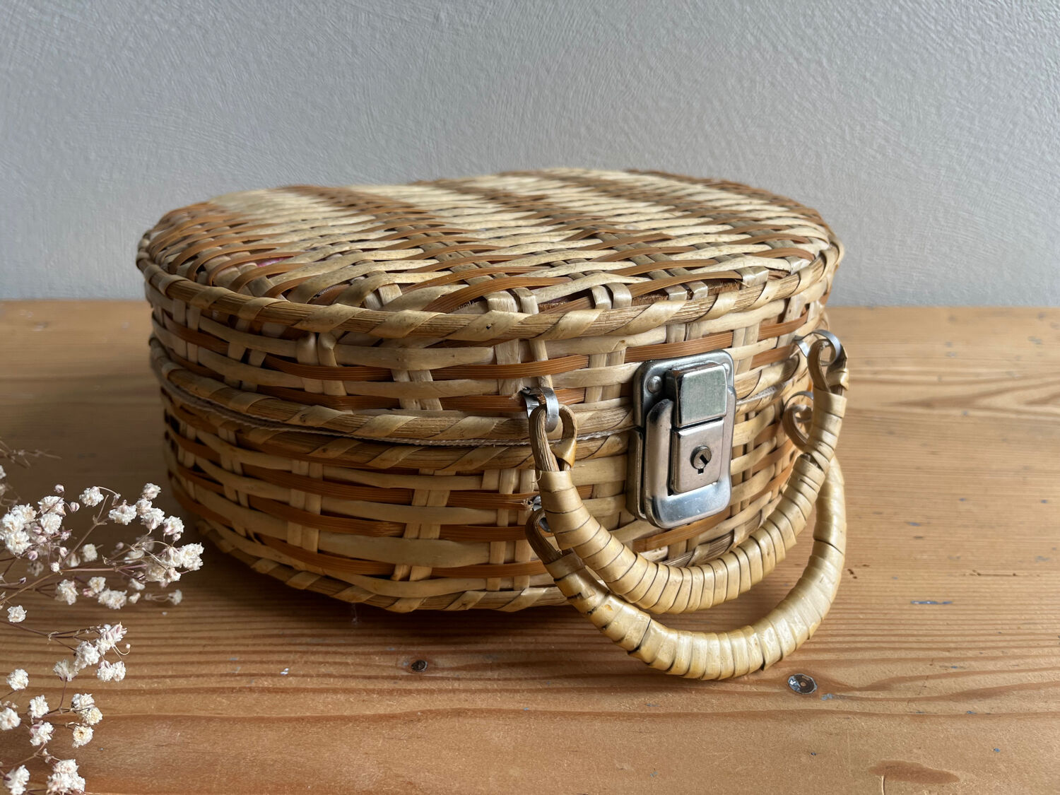 Vintage wicker basket / case