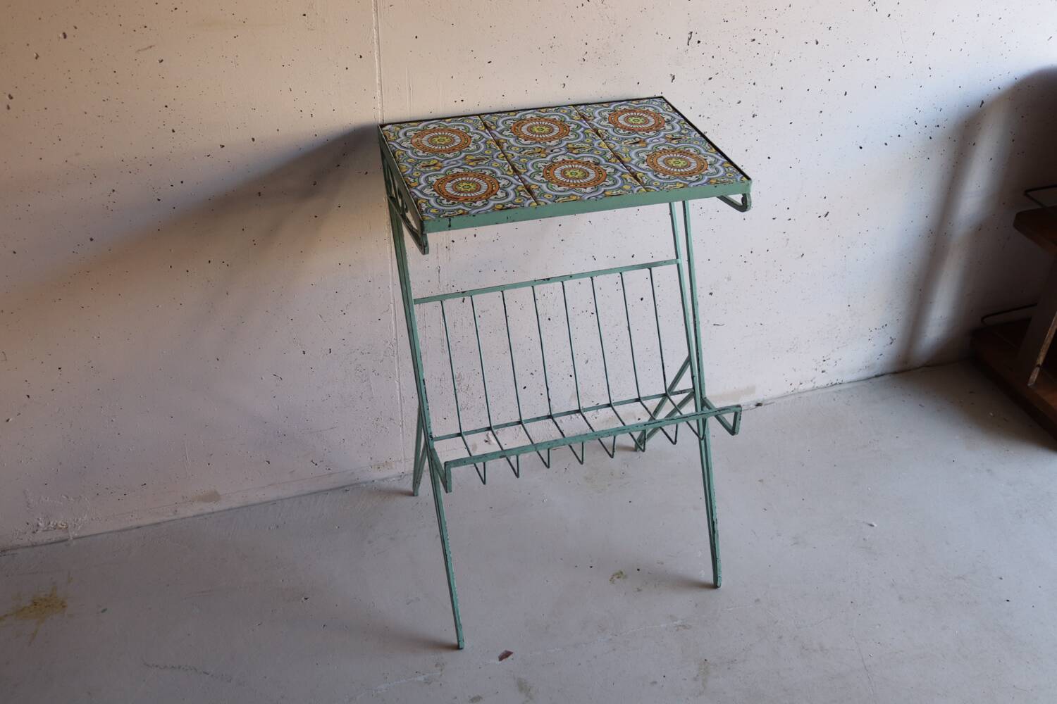 Metal plant stand with tiled top – 6 antique tiles