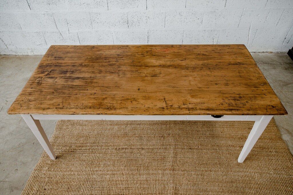 Firm table feet spindles cream