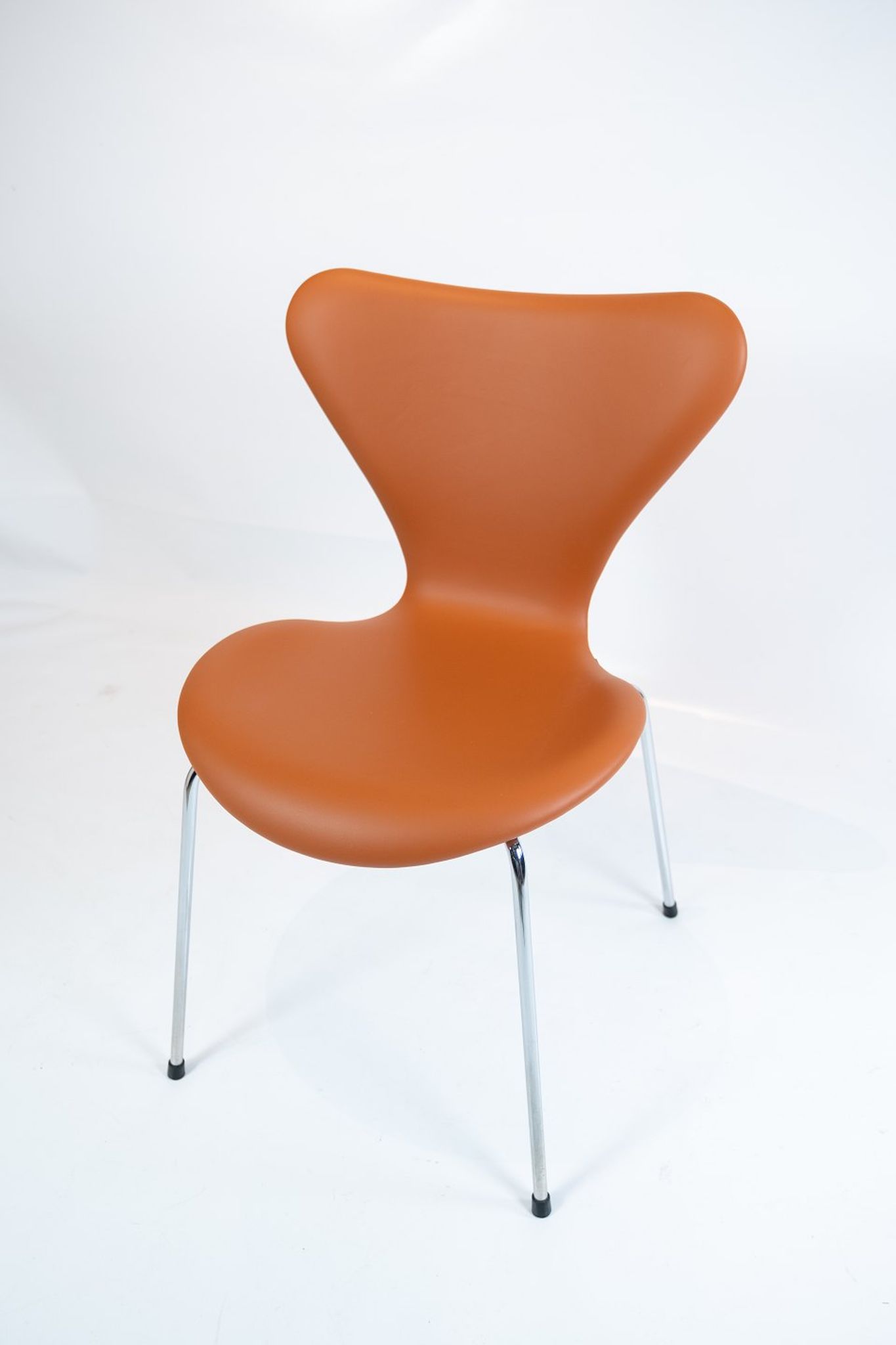 A set of 6 Seven chairs, model 3107, designed by Arne Jacobsen and manufactured by Fritz Hansen.