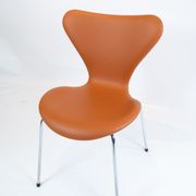 A set of 6 Seven chairs, model 3107, designed by Arne Jacobsen and manufactured by Fritz Hansen.