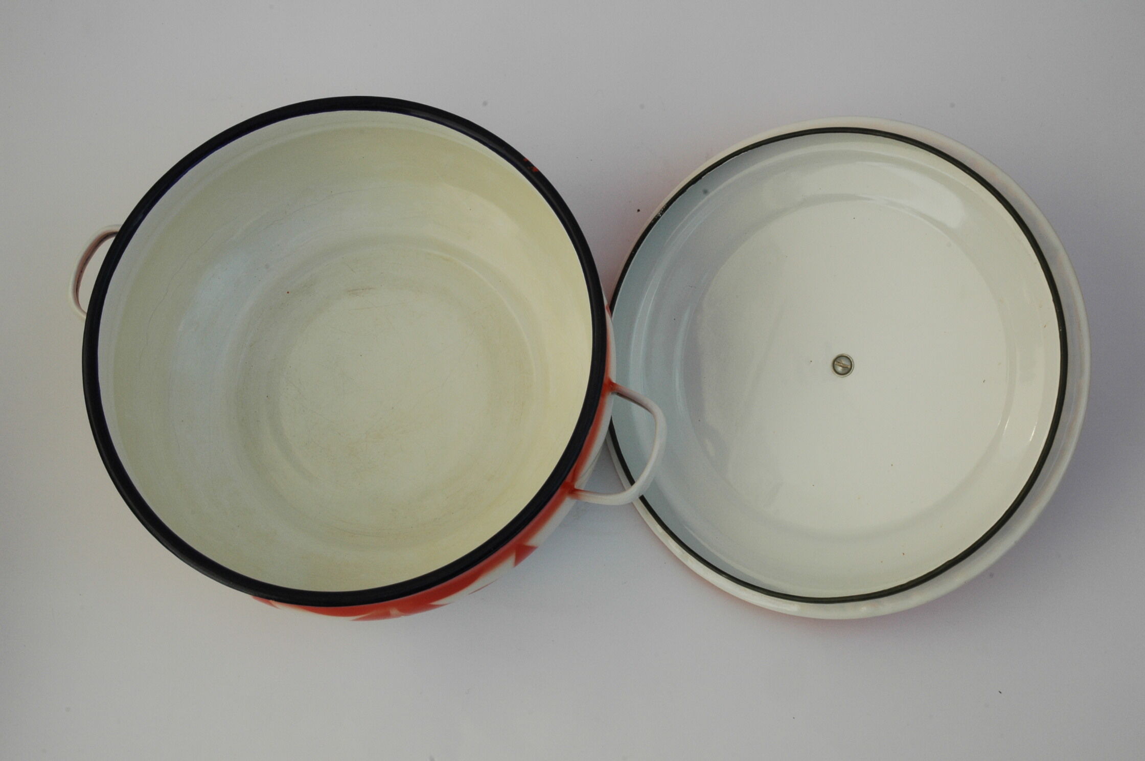 Cocotte en tôle émaillée orange et blanche