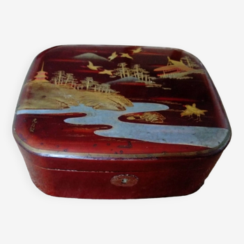 Coffret/boîte à bijoux en bois laqué à décor de paysage asiatique