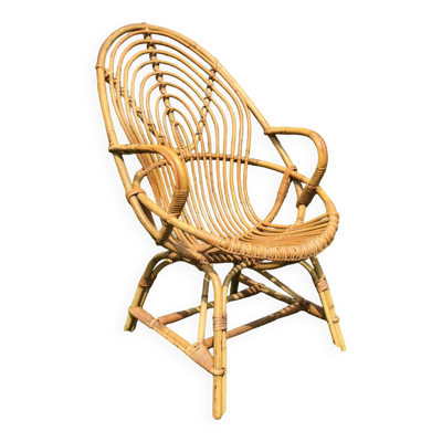 Fauteuil vintage en rotin de forme ovoïde.